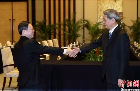 2014年2月11日，国务院台湾事务办公室主任张志军(右)与时任台湾方面大陆委员会负责人王郁琦(左)握手。当日，大陆、台湾双方两岸事务主管部门负责人在南京会面，就推进两岸关系有关问题交换意见。泱波 摄
