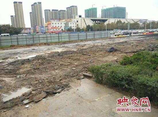 11月6日，記者再次來到現場看到被挖開的瀝青已經被運走