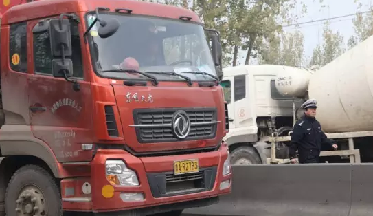 大貨車(chē)不時(shí)從道路上通過(guò),道路安全隱患突出 記者 劉暢 實(shí)習(xí)生 胡珊珊 攝