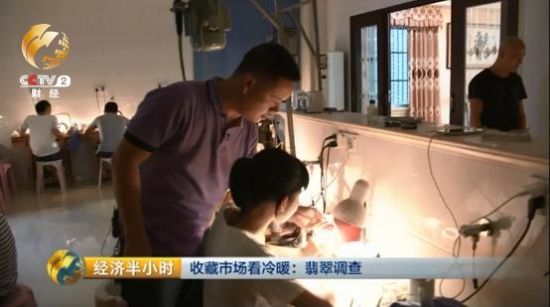 翡翠行情遭受寒流,林秋杰的许多徒弟也坚持不住了,他时不时给他们打打气。