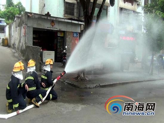 海口消防官兵在事故现场处置(通讯员吕书圣摄)