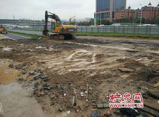 11月6日，記者再次來到現場看到被挖開的瀝青已經被運走