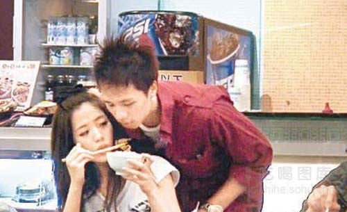 大學雙11節前新規：禁止男女朋友食堂互相喂飯。