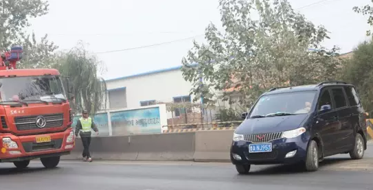 車(chē)輛從開(kāi)口通過(guò)的現(xiàn)象曾屢禁不止 記者 劉暢 實(shí)習(xí)生 胡珊珊 攝
