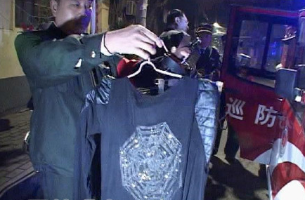 男子偷別人內(nèi)衣給老婆當(dāng)禮物 被抓后跪地求饒