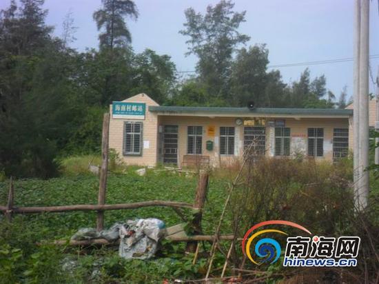 据介绍,由于该村办公楼周边几乎都是村民用地,一直以来都没有路通行。(南海网记者组摄)