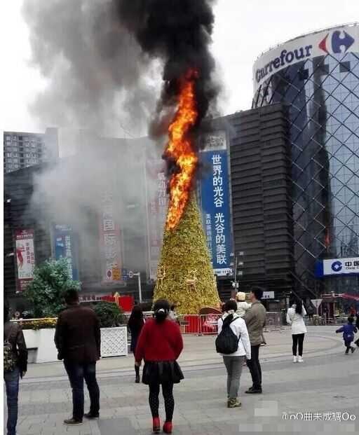 光谷世界城广场一棵圣诞树起火 现场浓烟滚滚