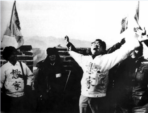 1988年1月20日，由台湾“外省人返乡探亲促进会”组织的第一个台湾返乡探亲团登上了长城。 新华社发