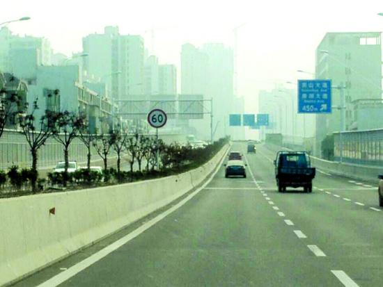 武汉雄楚大道高架光谷段限速60 交管:出于安全
