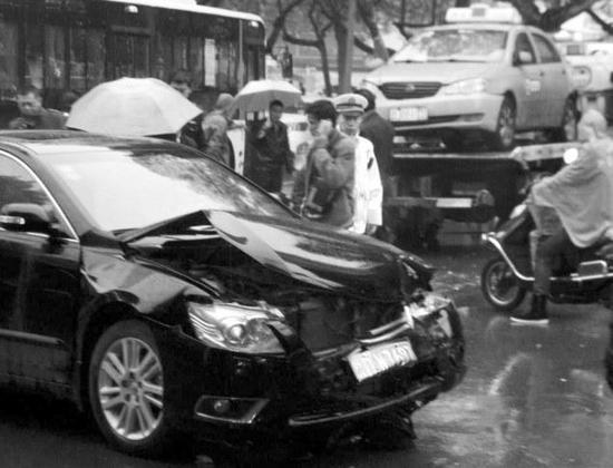 雨天路滑公交车撞上出租车