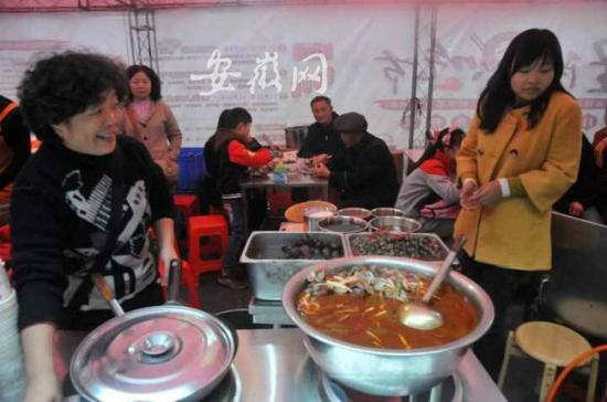 芜湖数百家小吃街拆迁商户临时进驻星隆国际城