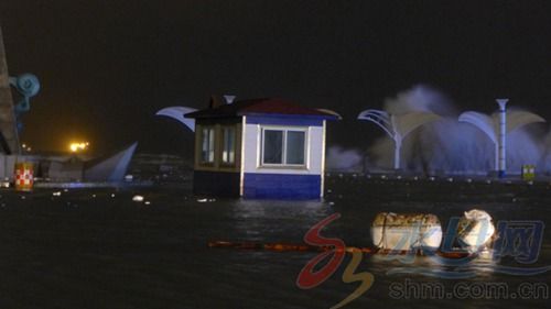 海浪涌上煙臺濱海廣場,警衛亭被沖走