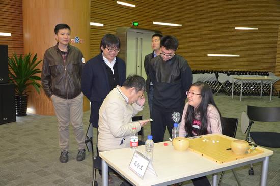 聂卫平与长子，女儿一起来到活动现场