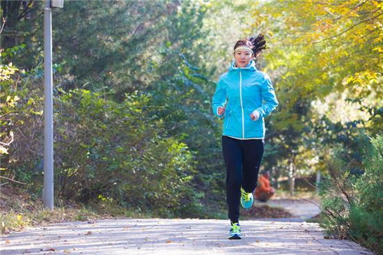 鸟巢半马跑者故事:盲人挑战极限 最强公务员来