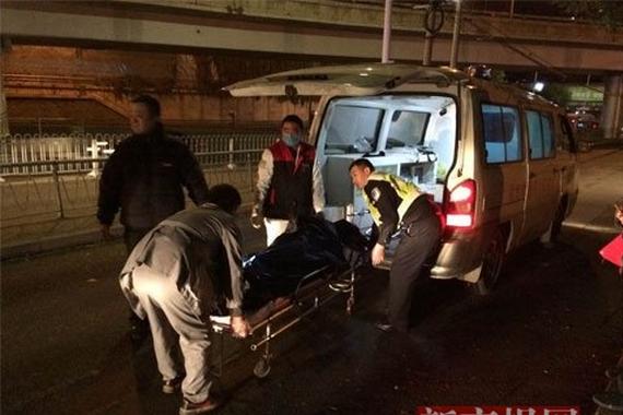 北京一轿车下坡撞毁护栏飞出致1人死亡