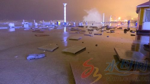 海浪涌上煙臺濱海廣場,警衛亭被沖走