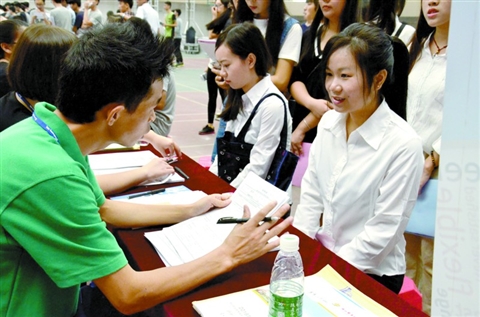 佛职院举办毕业生招聘会 70家企业争夺应届生