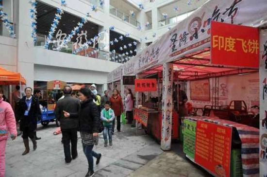 芜湖数百家小吃街拆迁商户临时进驻星隆国际城