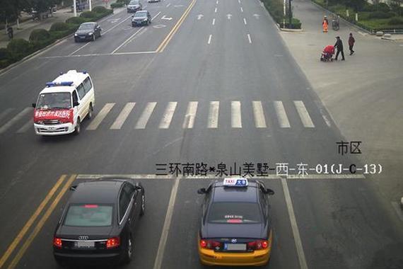 急救车闹市鸣笛连闯红灯运货 被交警重罚