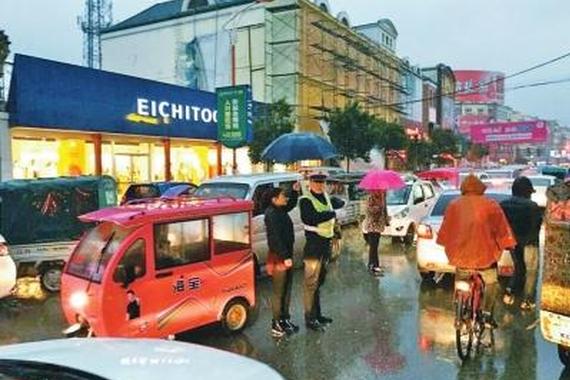 河南街头女子为雨中执勤民警撑伞半小时