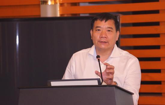清远巿中医院院长冯伟勋做中西医结合临床路径成本控制研究成果汇报,南都记者邹卫摄