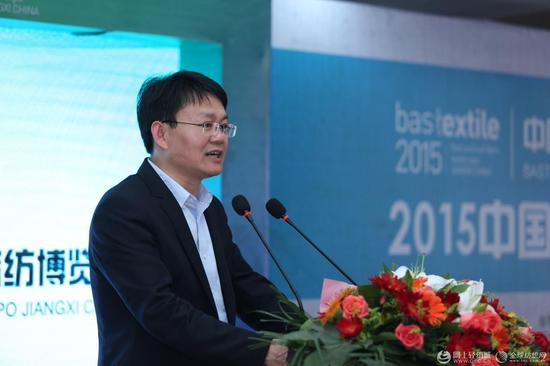 中国麻纺行业协会会长许吉祥,中国麻纺行业协会副会长董春兴,省工信委