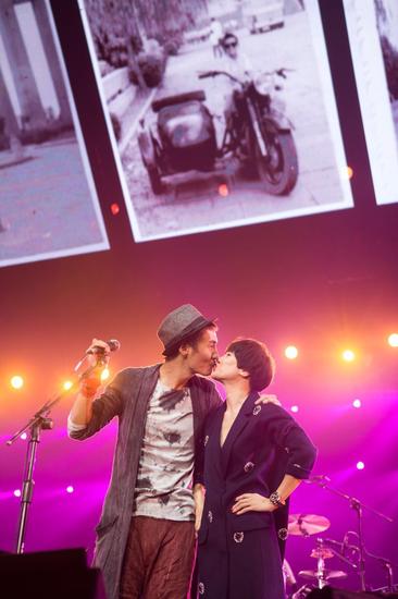 朴树全国巡演南京站落幕 妻子惊喜现身