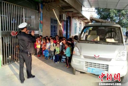 交警大队查获7座面包车装了28名小朋友。　李宗亮　摄