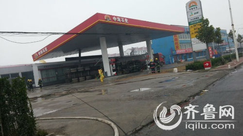 濱州無棣一運(yùn)輸危險品罐車沖進(jìn)加油站致“苯”泄漏