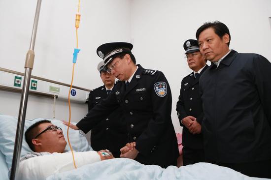 許甘露赴洛陽看望慰問“11·4”襲警案受傷人員和犧牲人員家屬