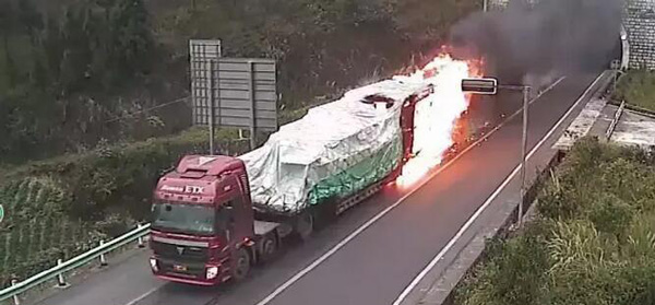 司机从隧道中舍命开出“烈火战车”