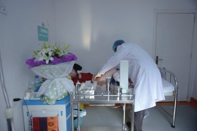 病床上,陈清伸了下懒腰。