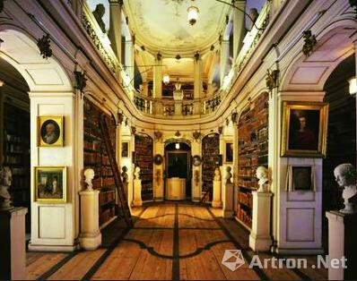 洛可可风格的图书馆大厅本是德国建筑的经典