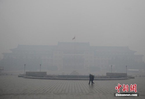 11月8日时值农历“立冬”,吉林省长春市迎来今冬首次降雪，伴随而来的还有严重的空气污染。