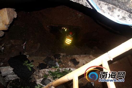海口市排水所工作人员在塌方现场进行原因调查 (南海网记者陈望 摄)