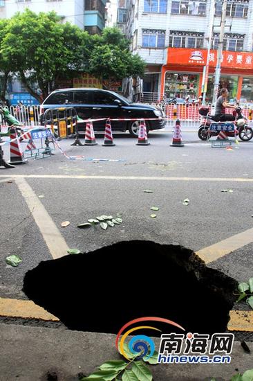 海口海府一横路出现路面塌方，过往车辆绕道而行。(南海网记者陈望摄)