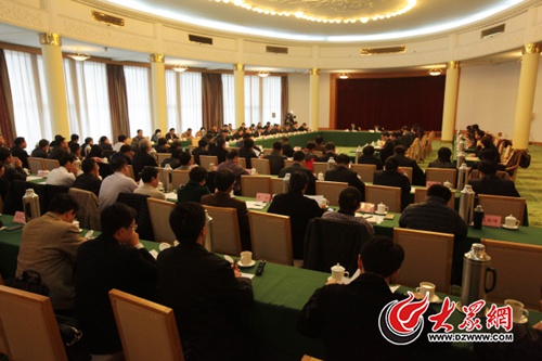 　11月9日上午，山東省學習貫徹黨的十八屆五中全會精神宣講團成立暨宣講工作動員會在濟南舉行。大眾網記者 王長坤 攝