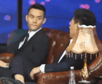 休息时王凯做的鬼脸
