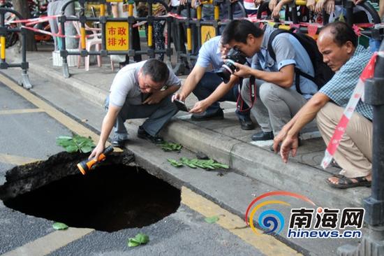 海口市排水所工作人员在现场检查塌方情况(南海网记者陈望摄)