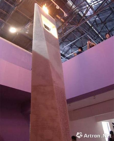 原弓美术馆展出巨型蜡烛艺术作品