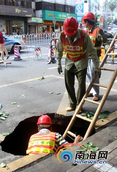 海口市排水所工作人员在现场检查塌方情况(南海网记者陈望摄)