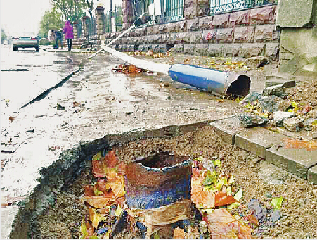 6日上午,桑园路部分路段人行道路灯杆倒地