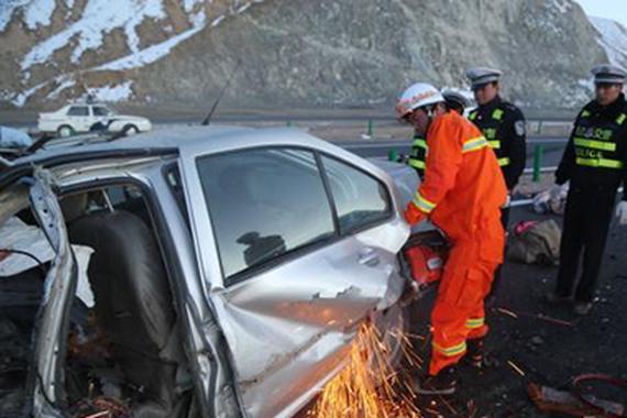 轿车驶入在建高速后逆行 撞越野致5人遇难