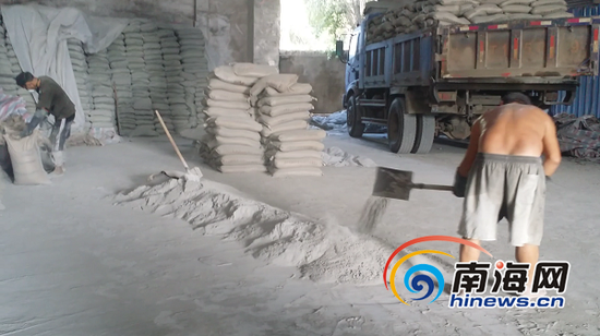 工人正在仓库内搅拌涉假水泥。南海网记者姜飞摄