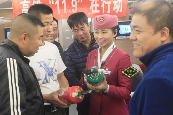 鄭州客運段高鐵一隊京鄭二組擔當的鄭州至北京西G560次列車上消防安全宣傳活動火熱上演