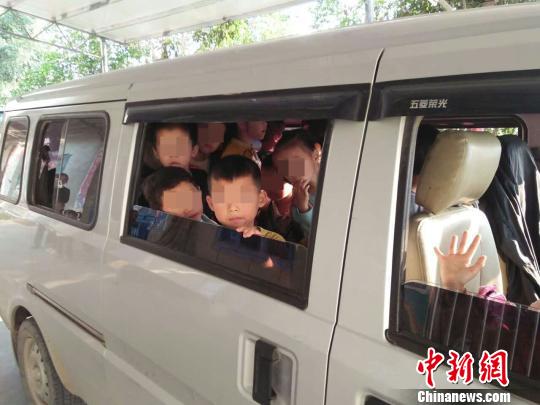 交警大队查获7座面包车装了28名小朋友。李宗亮　摄