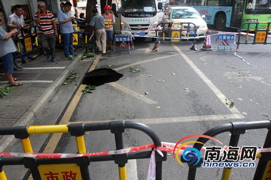 海口海府一横路出现路面塌方，该路段做好安全围挡。(南海网记者陈望摄)