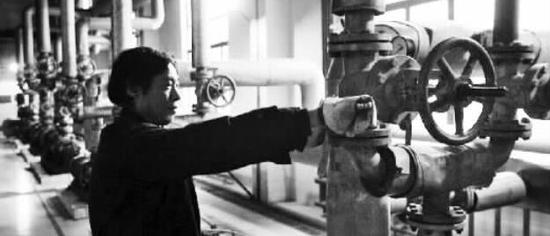 熱力公司的工作人員為今年供熱做準備