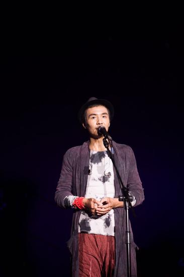 朴树全国巡演南京站落幕 妻子惊喜现身