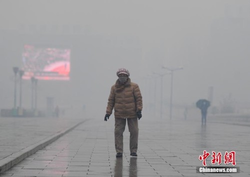 长春遭遇严重雾霾，市民戴口罩上街。